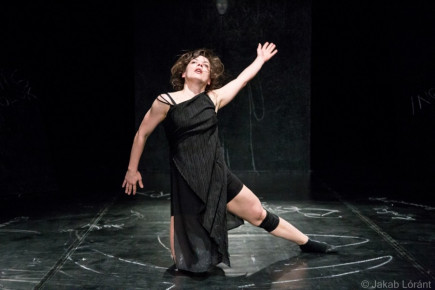 Máthé Annamária Egyetlen című előadása a Figuránál