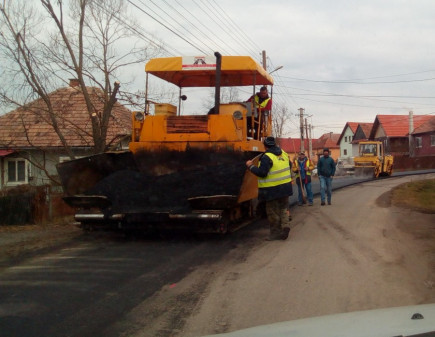 Jó ütemben haladnak a Gyergyó térségi utak karbantartásai