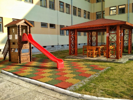 Játékelemek a Gyergyószentmiklósi Városi Kórház udvarán
