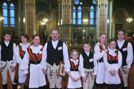 A hit kegyelem, a család áldás, a gyermek jövő