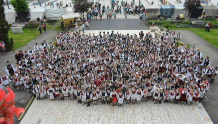 Népviselet az ősi erény védelmében