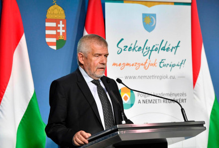 Maradjunk együtt, és ki-ki saját erejéből segítsen!