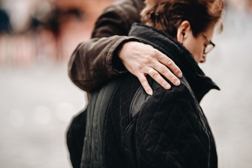 Figyelünk az idősekre és az őket gondozókra