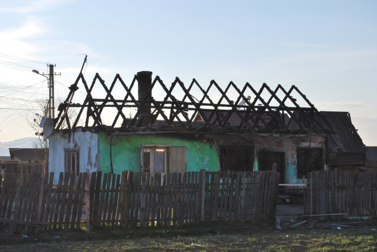 Bosszúból gyújthatták fel Gyergyószentmiklóson egy roma család házát és melléképületét